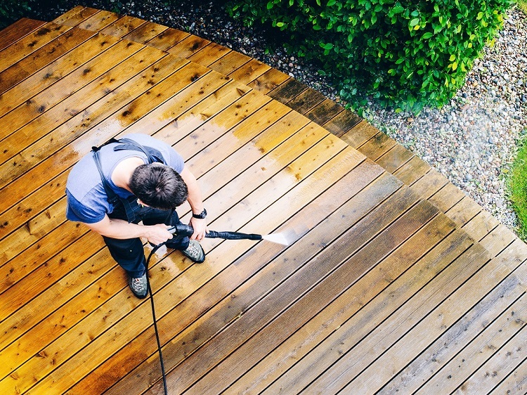 Deck Washing project example by Lillarians Contractor